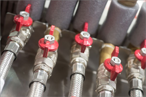 Connecting system with hose and valve